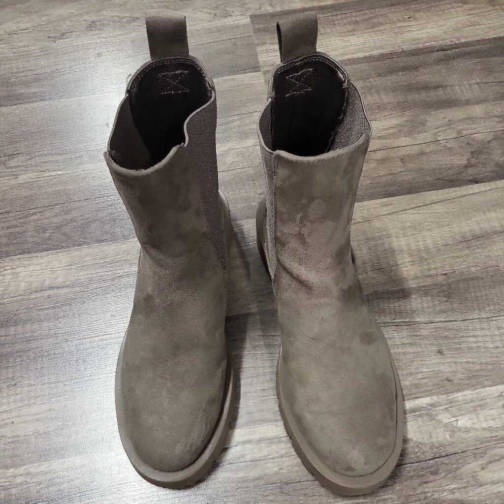 Tan Suede Chelsea Boots